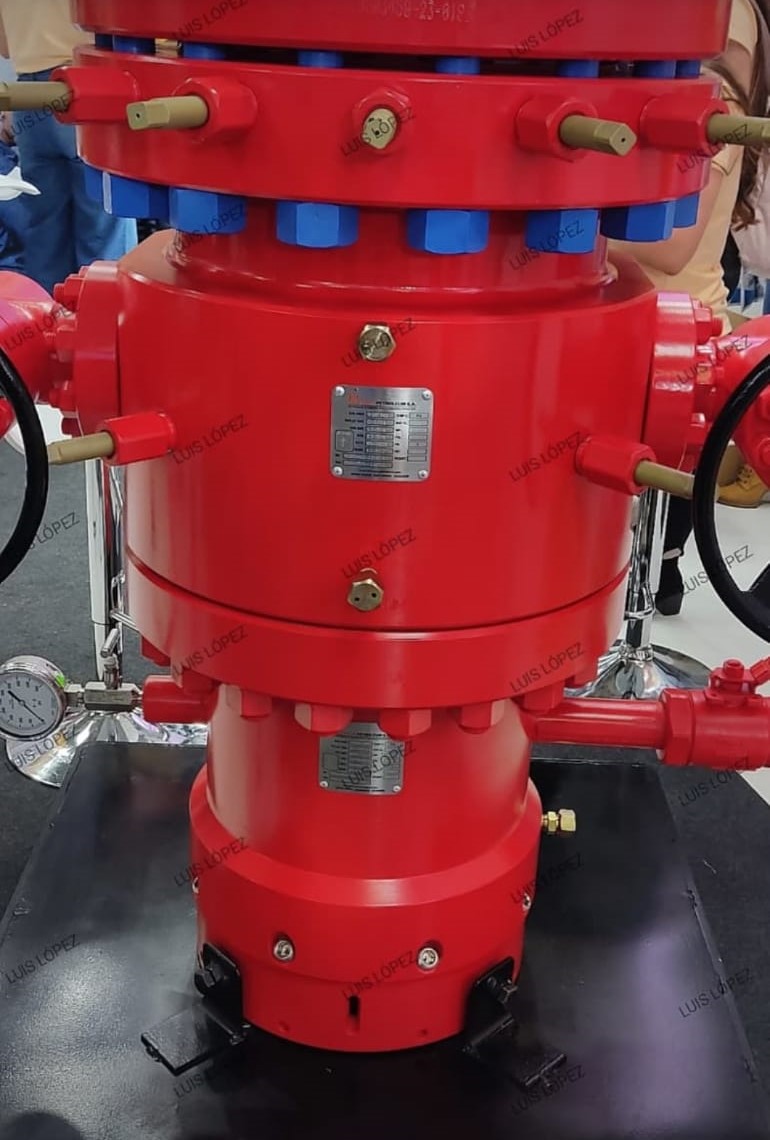 Placa técnica grabada instalada en cabezal de pozo petrolero