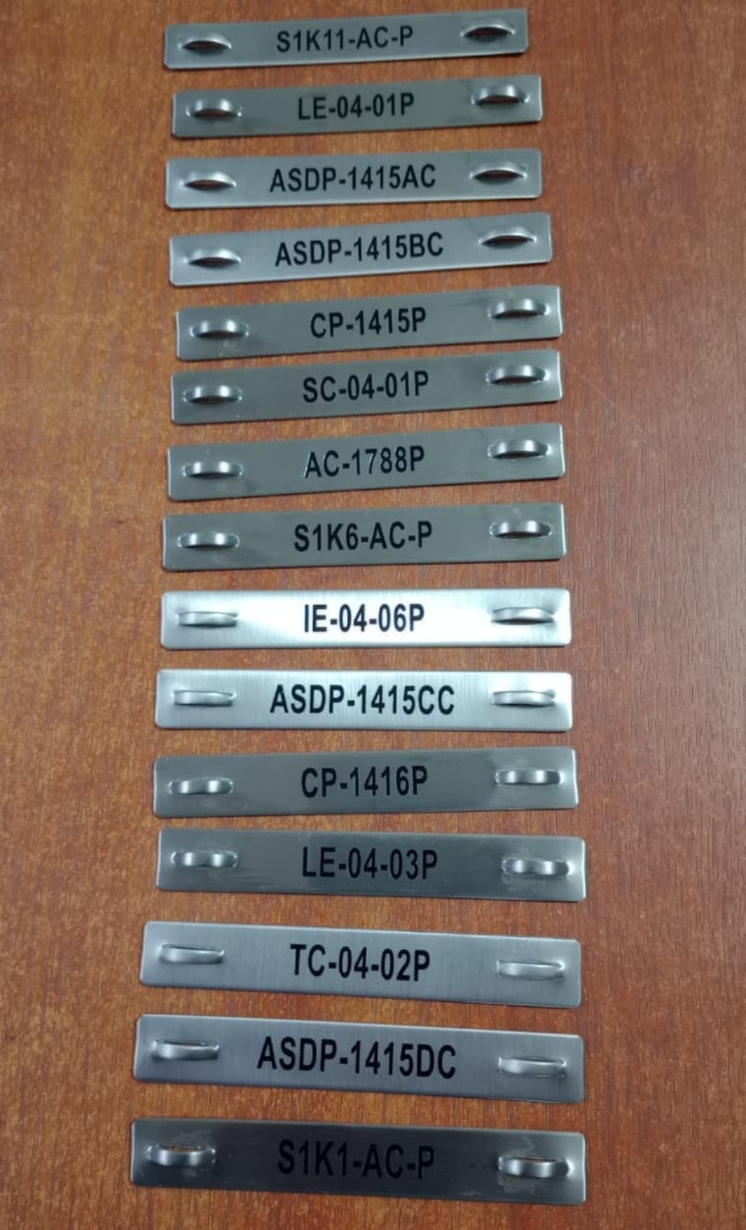 Tiras de identificación en acero con códigos alfanuméricos