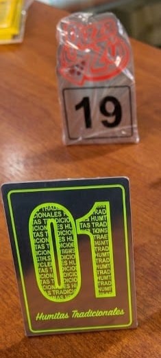 Números de mesa troquelados en acero inoxidable con logotipo personalizado