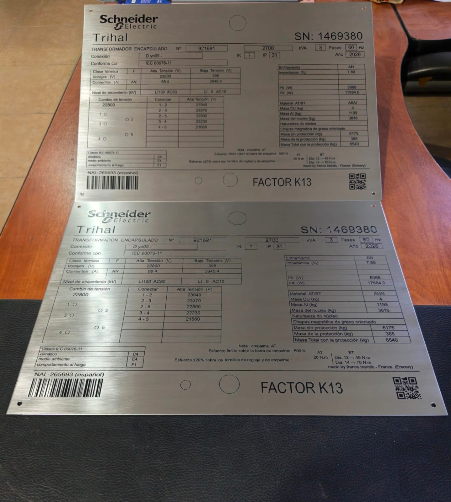 Placas técnicas de transformador Schneider Electric Trihal grabadas en acero inoxidable